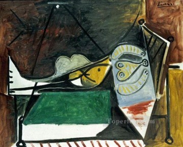 Pablo Picasso Painting - Mujer tumbada bajo la lámpara cubista de 1960 Pablo Picasso